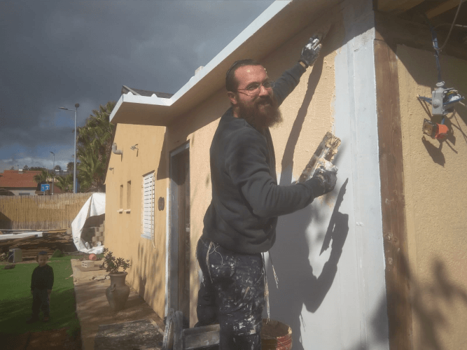 צביעת קירות חיצוניים